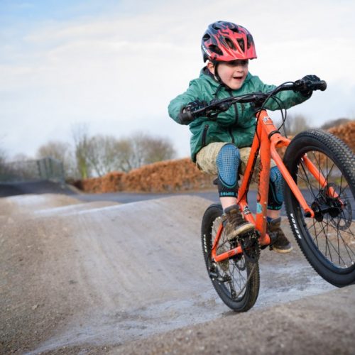 niño en bicicleta