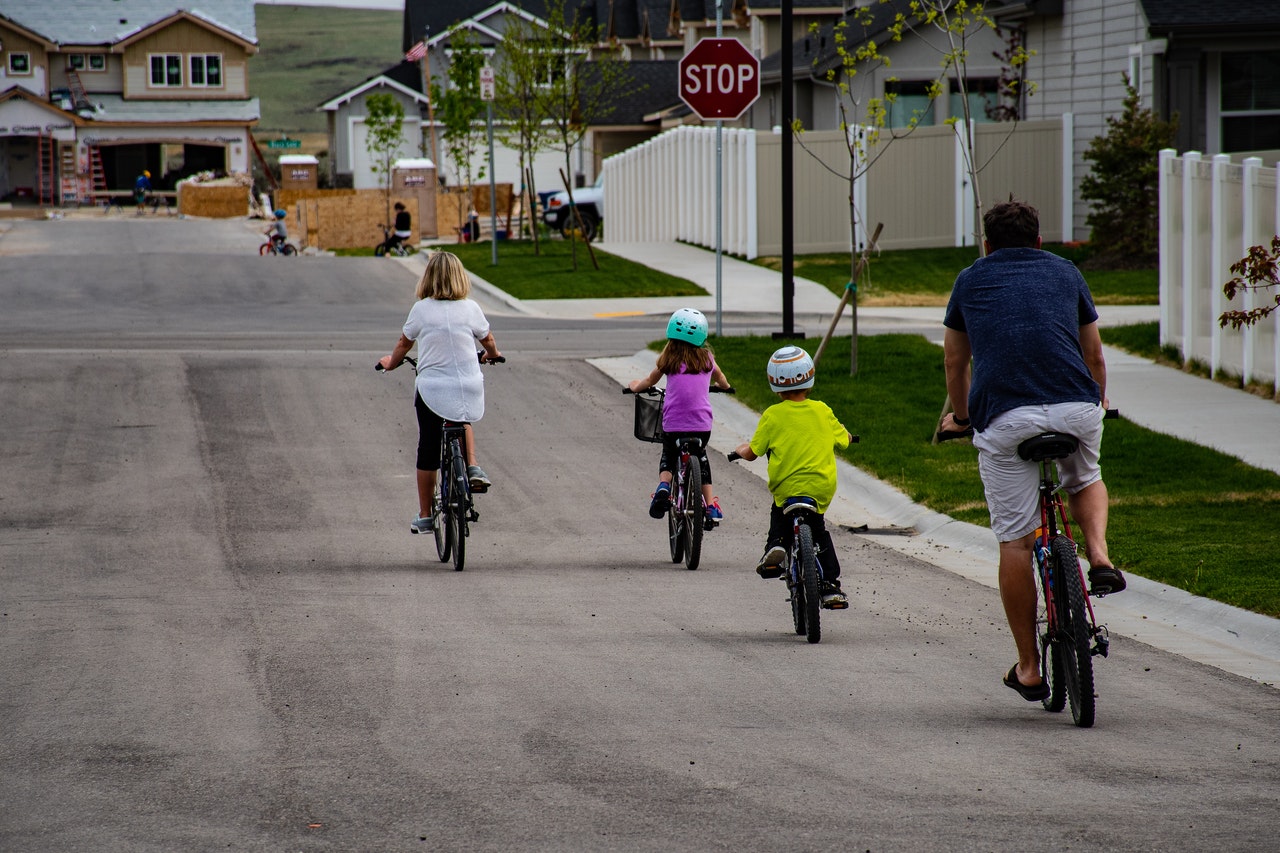 niños andando en bicicleta con sus papas