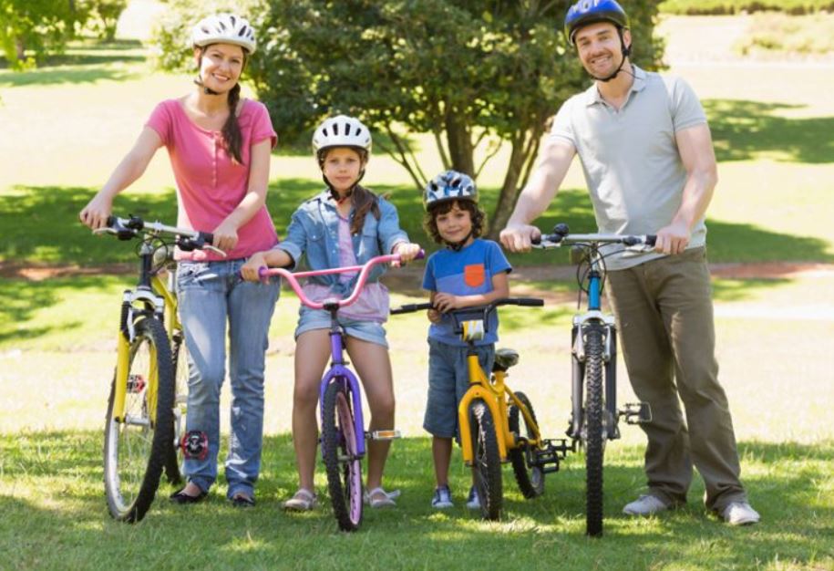 familia en bicicleta