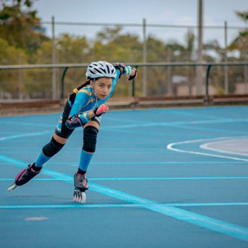 niña en patines