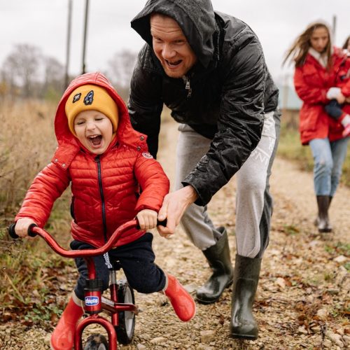 bebe con su papá en bicicleta