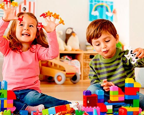 niños jugando con bloques