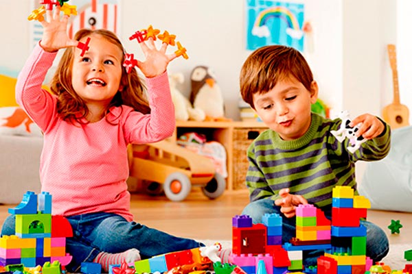 niños jugando con bloques