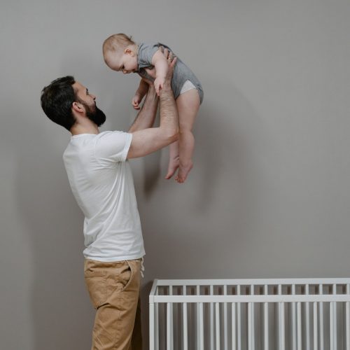 niño jugando con papá