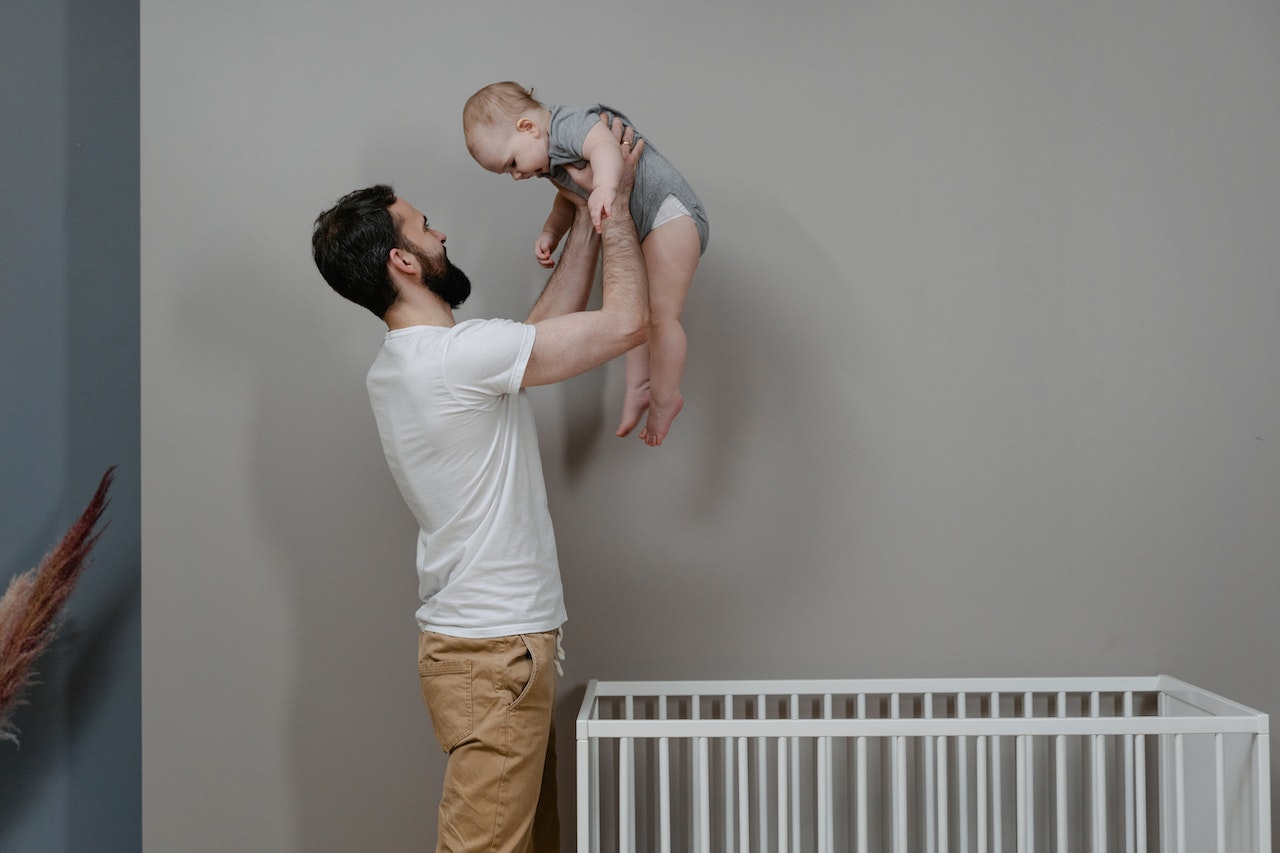 niño jugando con papá