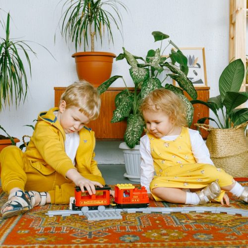 bebés jugando