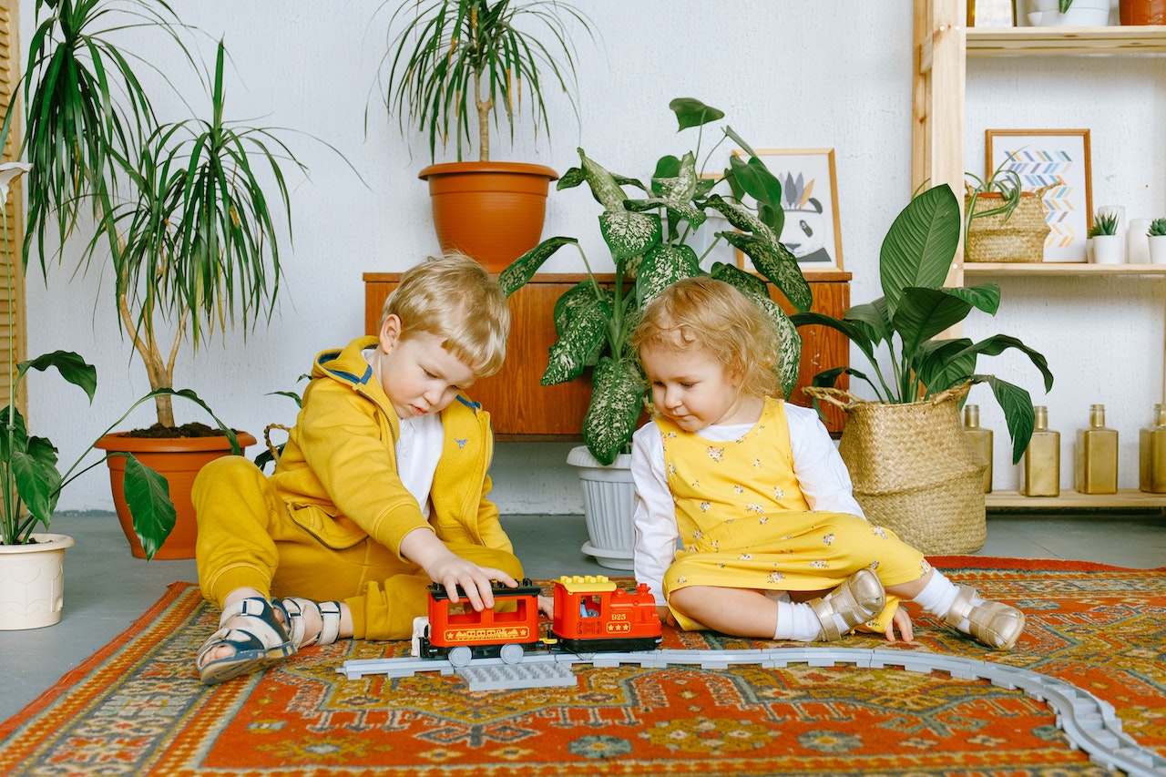 bebés jugando