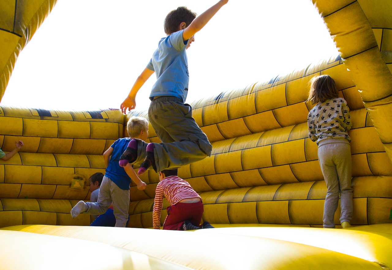 niños en inflable