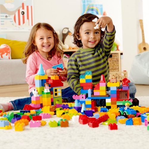 niños jugando lego