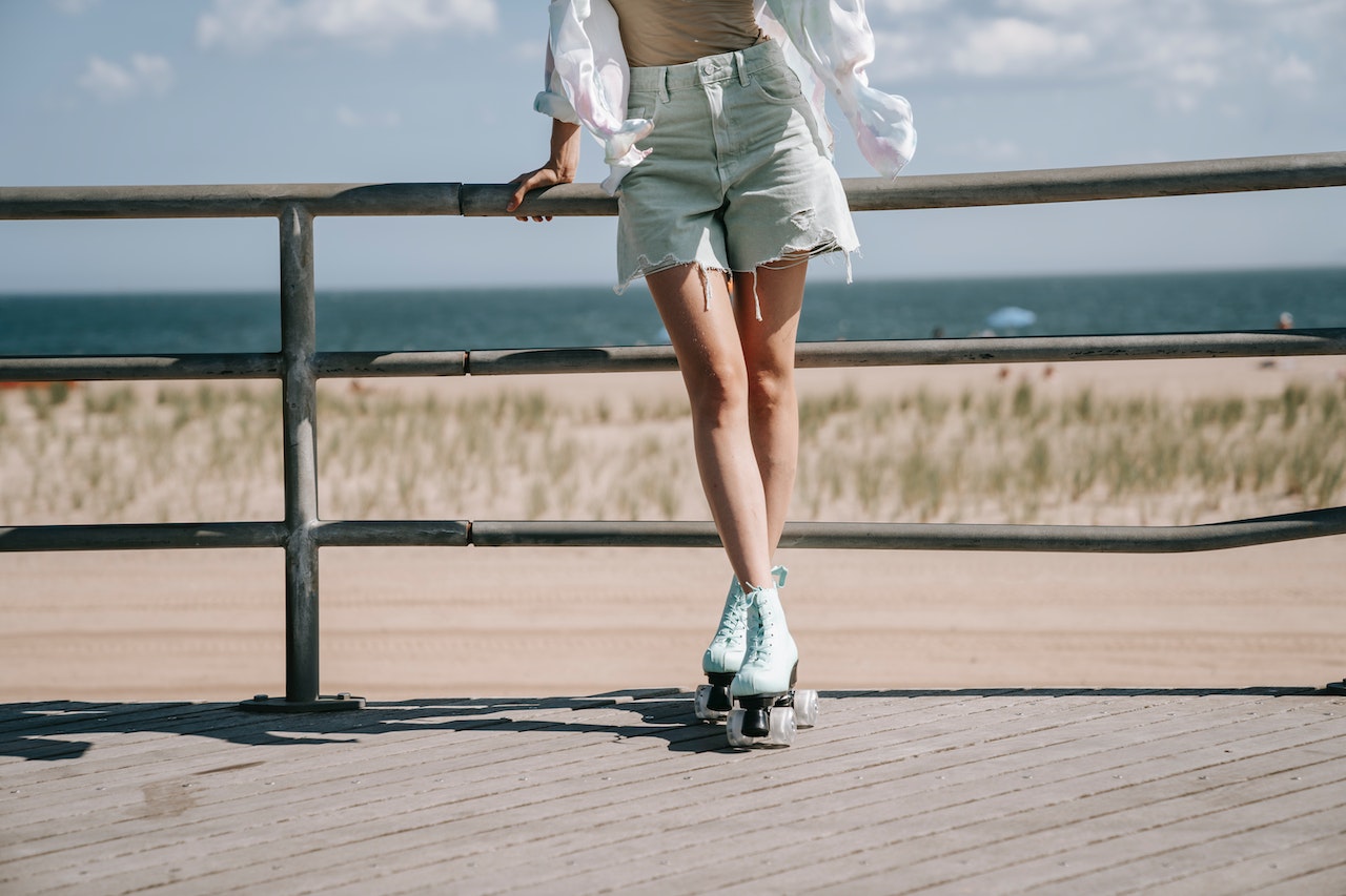 chica posando en patines