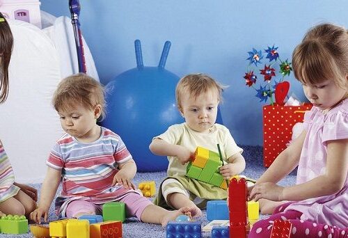 bebés jugando