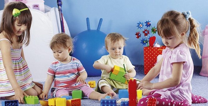 bebés jugando