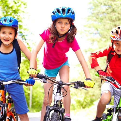 niños en bicicleta