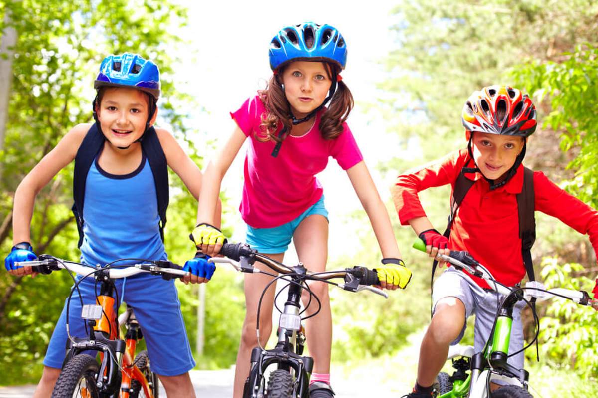 niños en bicicleta