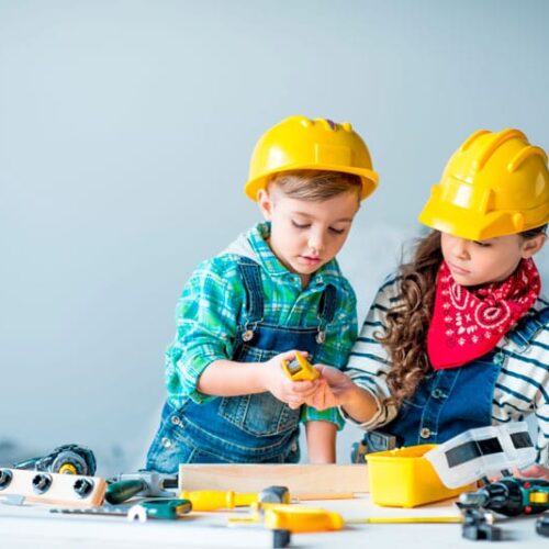 niños y niñas jugando