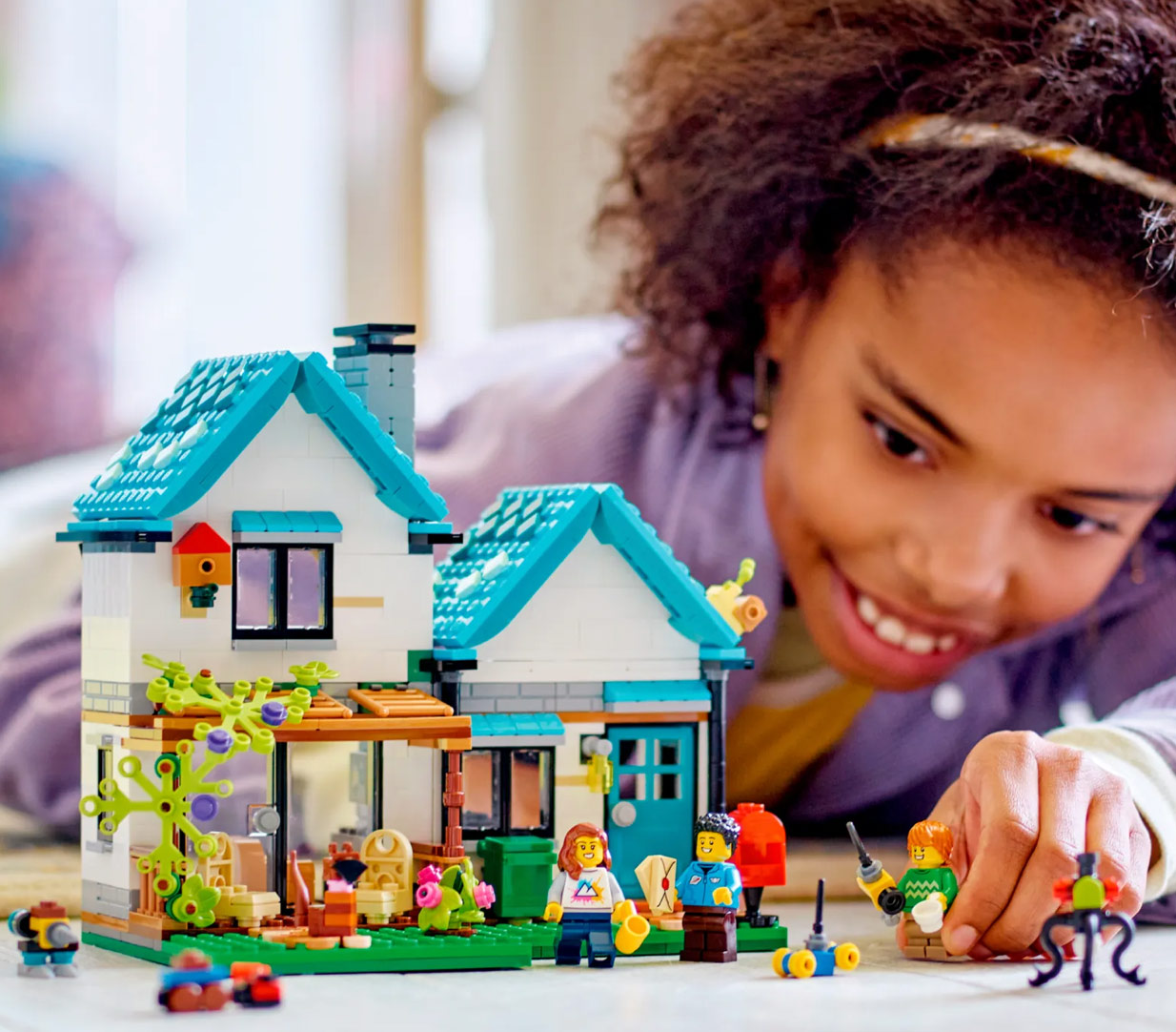 niña con casita LEGO